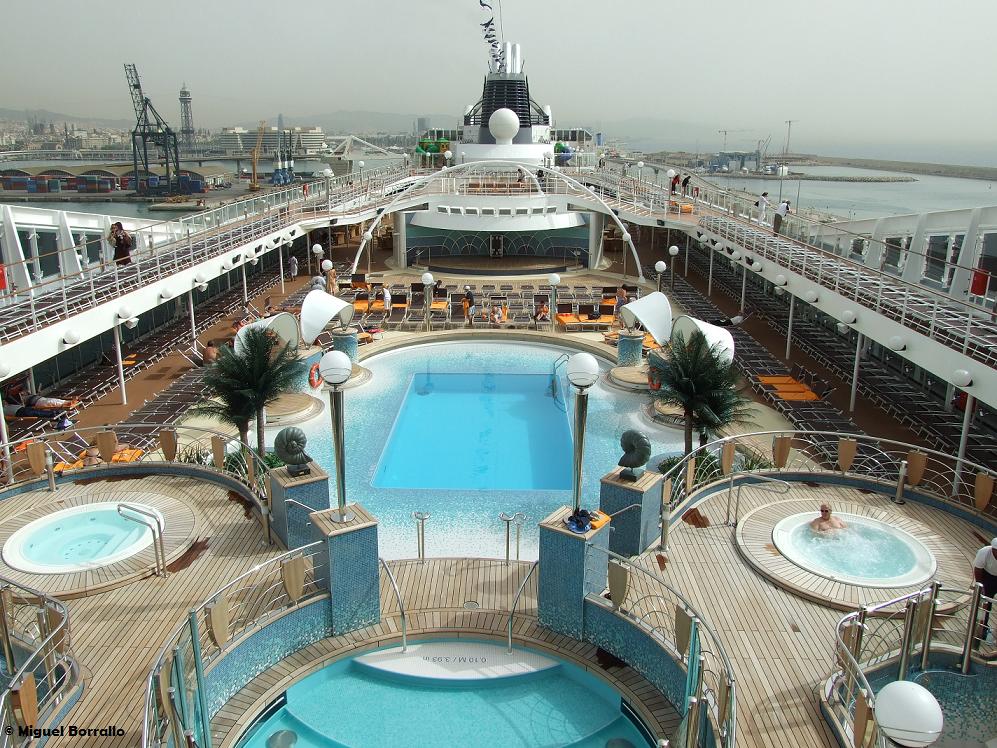 Vista de las piscinas del buque mientras está atracado en el Puerto de Barcelona